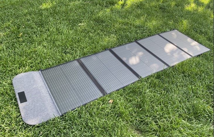 Prenosna sončna plošča za prenosno elektrarno